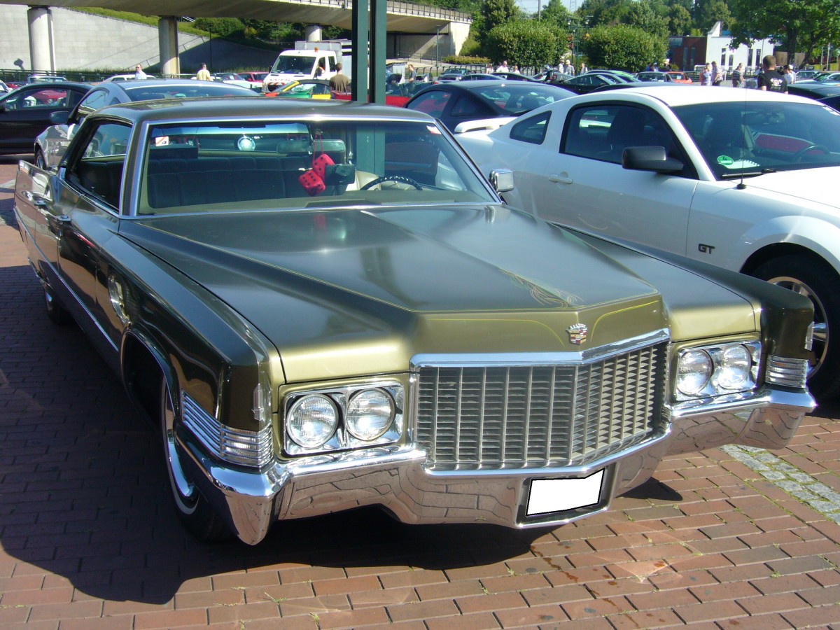 Cadillac Series 60 Fleetwood fourdoor aus dem Jahr 1970. In diesem Modelljahr wurde in allen Cadillac Modellen ein V8-motor mit 7735 cm³ Hubraum und 375 PS verbaut. US-carmeeting Centro Oberhausen am 19.07.2014.