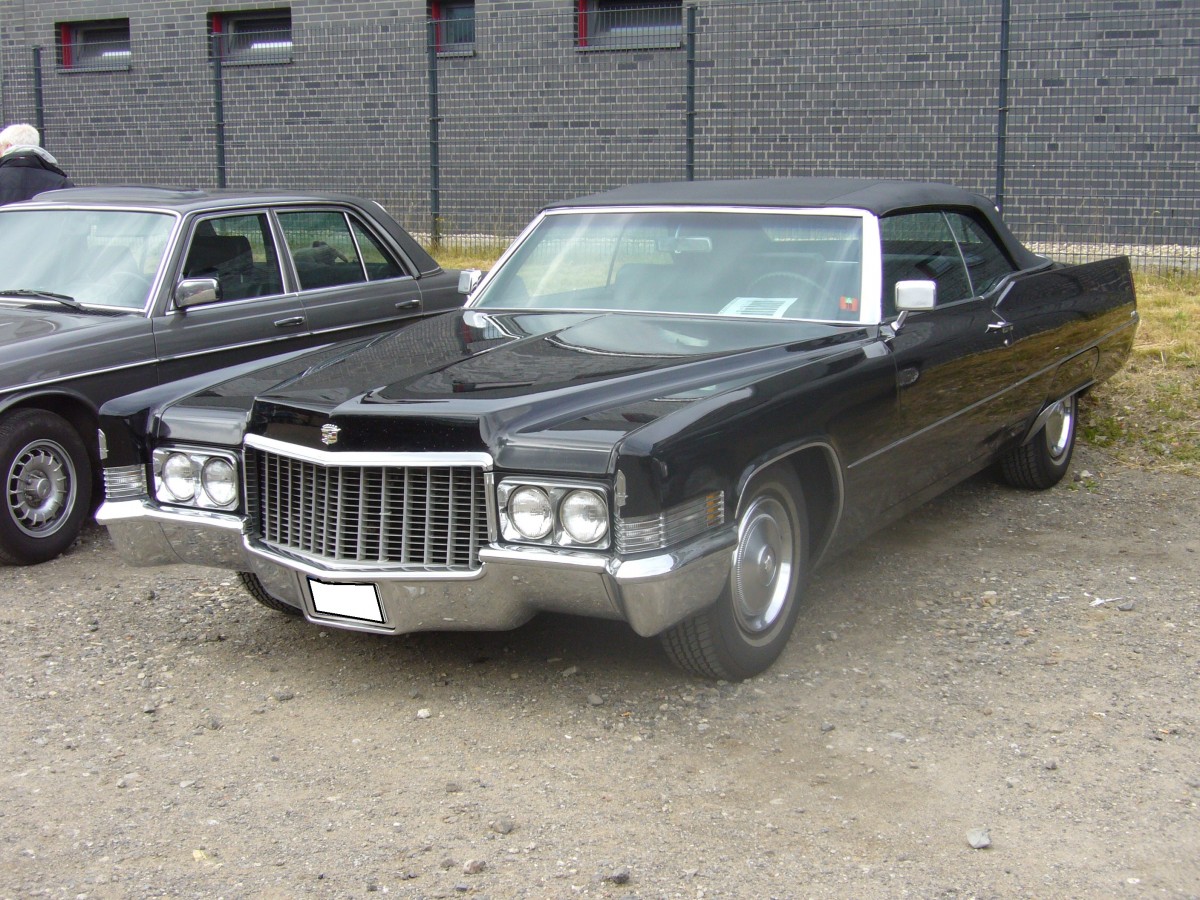 Cadillac Series 60 Special Convertible des Jahrganges 1970. Dieser Luxuscabriolet wird von einem V8-motor, der aus 7729 cm³ Hubraum 380 PS leistet, angetrieben. Oldtimertreffen an der  Alten Dreherei  am 20.06.2015.