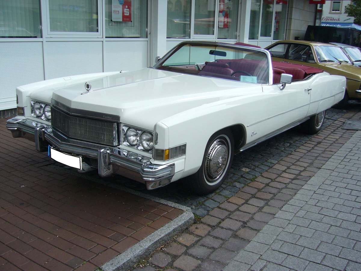 Cadillac Series 62 Convertible des Modelljahres 1974. Der im Farbton cotillion white lackierte Cadillac hat einen V8-motor der 8.2l Hubraum 210 PS leistet. Alleine das Leergewicht des Autos beträgt 2276 kg. Ein solcher Caddilac war ab US$ 9212,00 zu haben. Oldtimertreffen Glandorf am 14.05.2017.