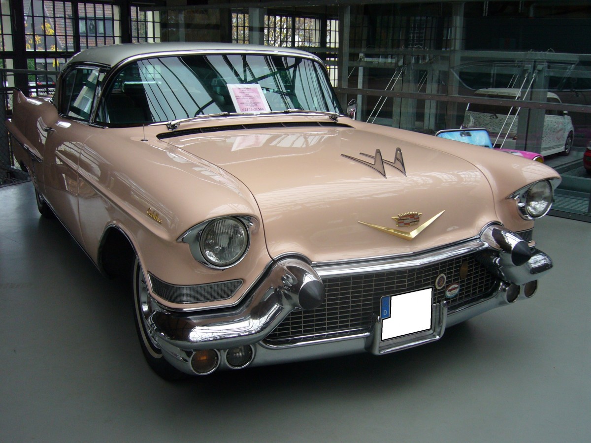 Cadillac Series 62 Coupe de Ville von 1957. Von dieser Karosserievariante verkaufte die Cadillacdivision im Modelljahr 1957 23813 Einheiten. Der Einstiegspreis lag bei US$ 5048,00. Der V8-motor mit 5979 cm³ Hubraum leistet 285 PS. Classic Remise Düsseldorf am 02.11.2014.