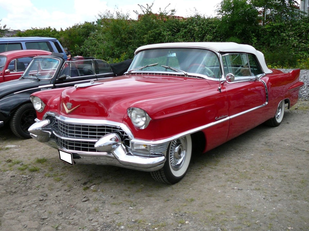 Cadillac Series 62 Eldorado Convertible Biarritz aus dem Jahr 1956 im Farbton mandan red. Dieses Auto war im Jahr 1956 das absolute  Luxuscabriolet  auf dem Weltmarkt. Während ein  normales  Series 62 Cabriolet ab 4711,00 US$ zu haben war, waren für das  Biarritz-Modell  mindestens US$ 6501,00 fällig. Insgesamt verkaufte Cadillac von diesem Modell 2150 Fahrzeuge, sowie 19 Fahrgestelle, die bei Karosseriebaufirmen mit Sonderkarosserien versehen wurden. Die Series 62 Eldorado Modelle waren grundsätzlich mit einem V8-Motor ausgerüstet, der aus einem Hubraum von 5979 cm³ eine Leistung von 305 PS an die Hinterachse weiter gibt. Oldtimertreffen an der  Alten Dreherei  in Mülheim an der Ruhr im Juni 2015.