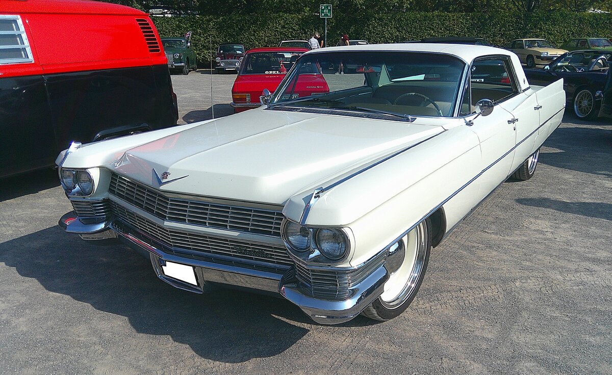 Cadillac Series 62 fourdoor Hardtop aus dem Jahr 1963. Im Vergleich zu den extremen Heckflossen der sp�ten 1950`er Jahre wurde das gesamte Design dieses Modelles deutlich gegl�ttet. Die Heckflossen fielen dezenter aus und die Fahrzeugfront erhielt einen markanten, nach vorne gezogenen K�hlergrill. Angetrieben wird dieser  Caddy  im Farbton aspen white, von einem V8-Motor mit einem Hubraum von 390 cui (6391cm�) und einer Leistung von 329 PS. Oldtimertreffen Nordstern Klassik in Gelsenkirchen am 16.08.2026.