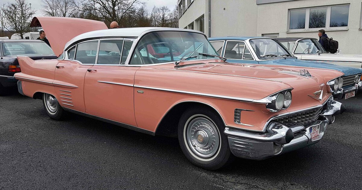 =Cadillac Series 62 Hardtop fourdor Sedan, Modelljahr 1958, steht auf der Ausstellungsfläche der Technorama 2023 in Kassel