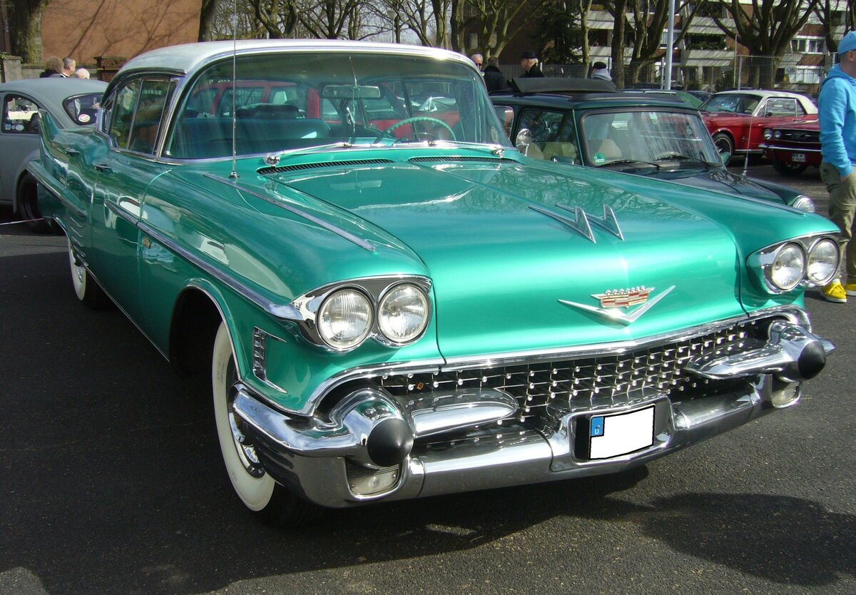 Cadillac Series 62 Hardtop Sedan des Modelljahres 1958. Von diesem Modell verkaufte die GM-Division Cadillac im Jahr 1958 genau 13.335 Fahrzeuge zu einem Stückpreis ab US$ 4891,00. Der abgelichtete Wagen ist im Farbton jamaican green lackiert. Angetrieben wird der Series 62 von einem V8-Motor, der aus einem Hubraum von 5979 cm³ 310 PS leistet. Oldtimertreffen an Mo´s Bikertreff in Krefeld am 10.03.2024.