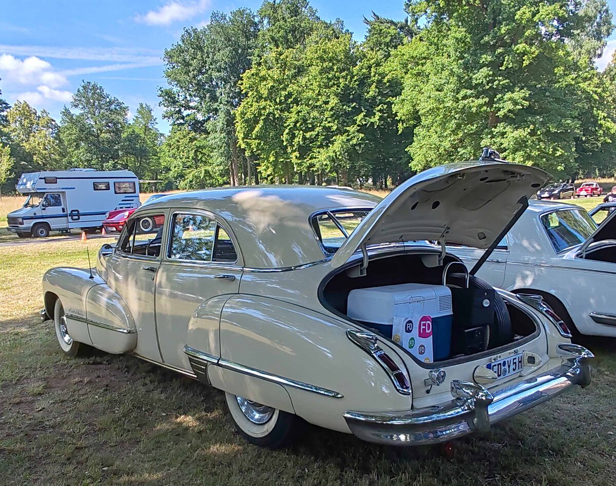 =Cadillac Series 62 Sedan, Bj. 1947, 5700 ccm, 150 PS, steht bei Oldtimerausstellung am Schloss Fasanerie, 06-2025