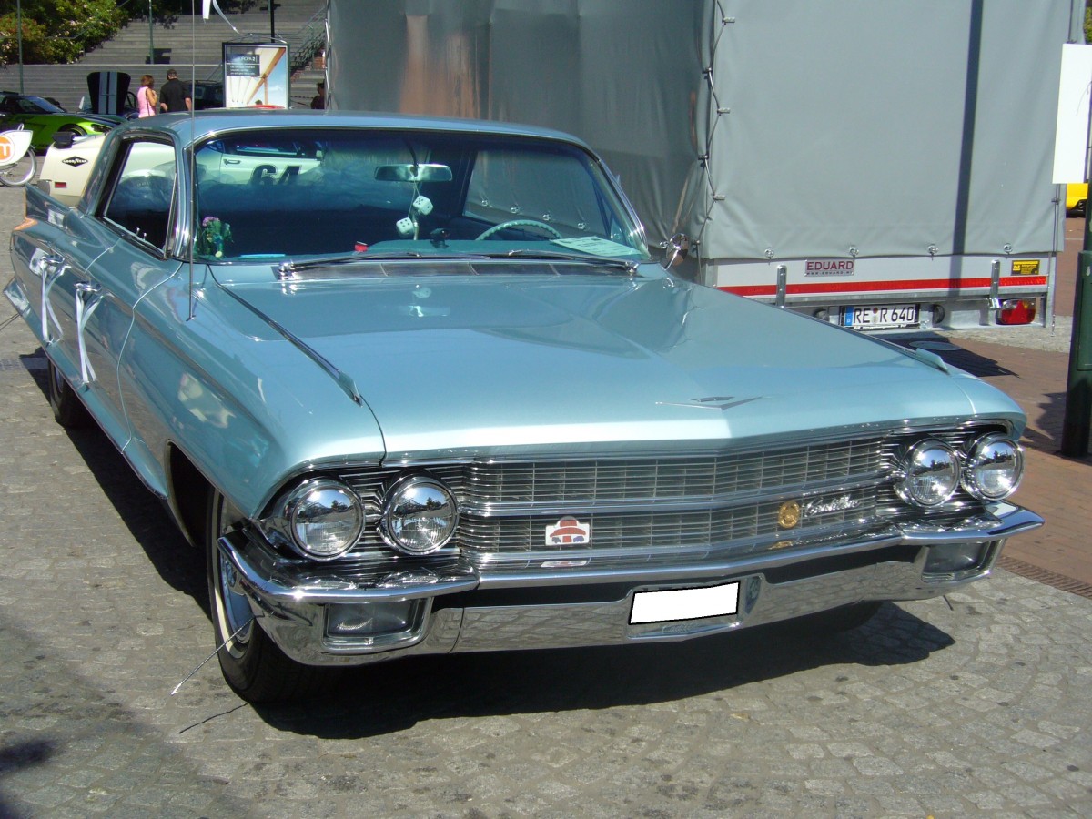 Cadillac Series 62 Sedan de Ville des Modelljahres 1962. Von dieser Modellvariante verkaufte die Cadillacdivision 1962 27378 Fahrzeuge. Der Einstiegspreis lag bei US$ 6339,00. US-carmeeting Centro Oberhausen am 19.07.2014.