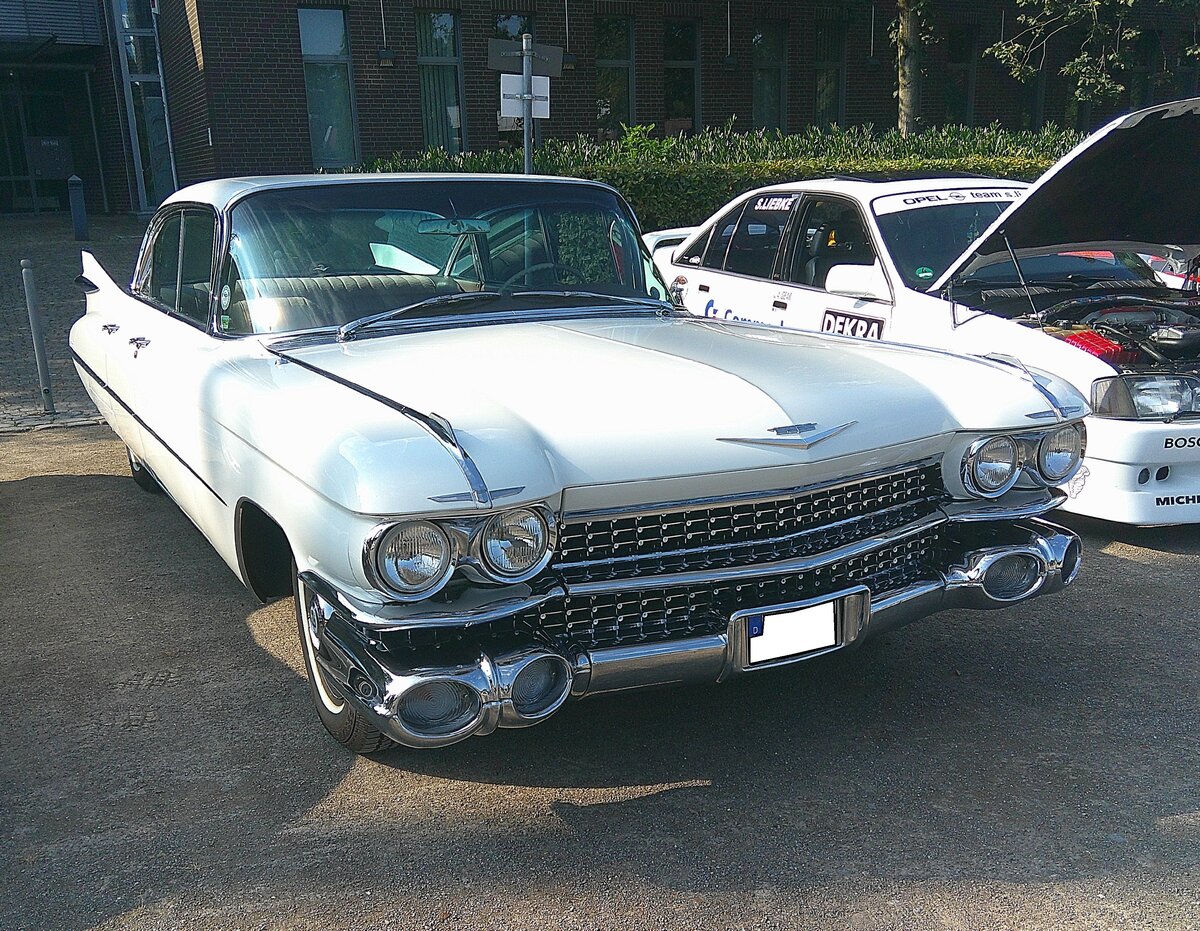 Cadillac Series 6200 six-window Sedan de Ville im Farbton dover white aus dem Jahr 1959. Im Modelljahr 1959 ver�nderten sich bei Cadillac die Nomenklatur. Aus der Series 62 wurde die Series 6200 usw.. Allein beim Series 6200 gab es drei Unterserien mit den Bezeichnungen 6300, 6400 Eldorado oder 6900 Brougham. Vom gezeigte six-window Sedan de Ville verkaufte Cadillac in diesem Modelljahr 23.461 Autos zum Preis ab US$ 5080,00. F�r diesen hohen Preis war das Auto aber auch voll ausgestattet. Zum Serienumfang geh�rte ein Automaticgetriebe, Servolenkung, eine Servo unterst�tzte Bremsanlage, zwei R�ckfahrscheinwerfer, eine elektrische Scheibenwaschanlage und noch etlich andere Features. Der V8-Motor hat einen Hubraum von 6388 cm� und leistet als Series 6200 325 PS und als Series 6300 345 PS. Oldtimertreffen Nordstern Klassik in Gelsenkirchen am 16.08.2026.