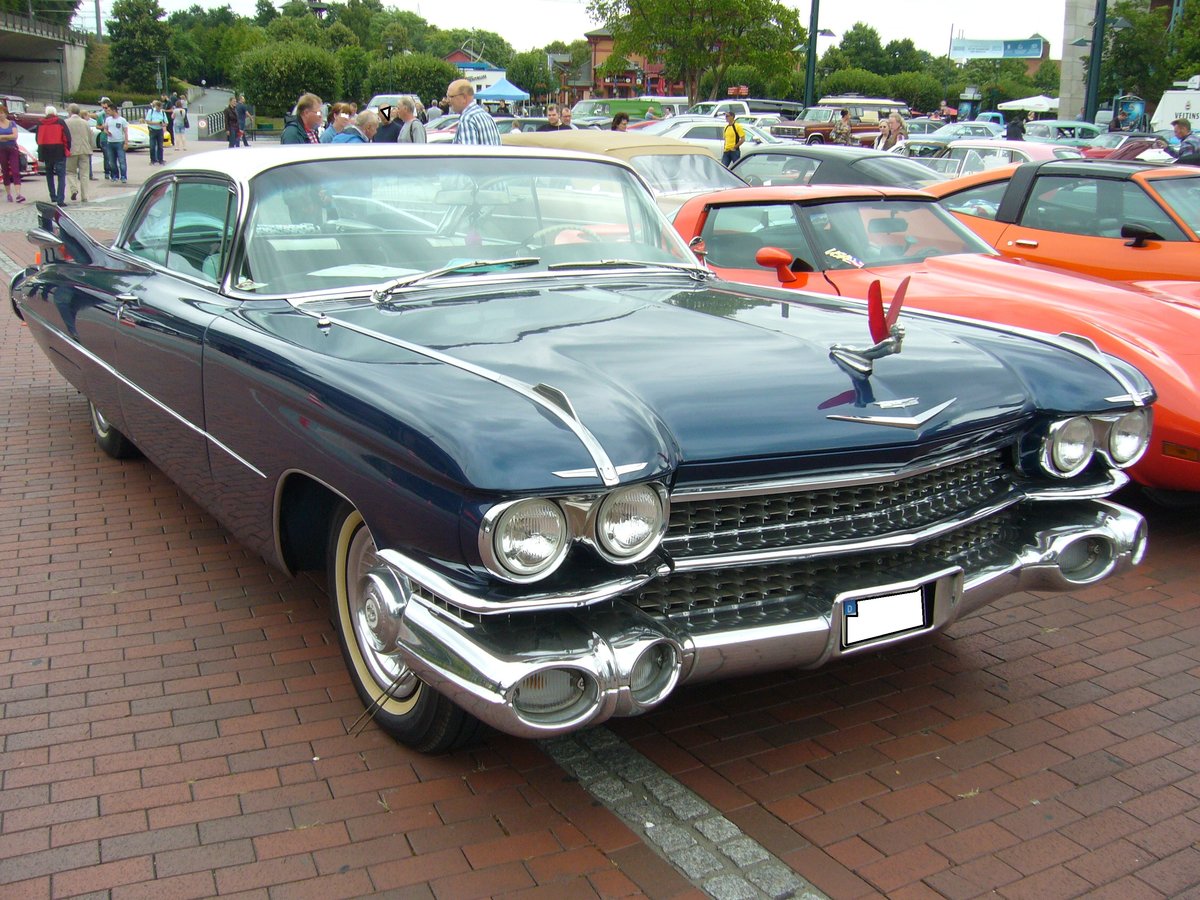 Cadillac Series 6300 Coupe de Ville von 1959. Von dieser Ausstattungs- und Karosserieversion verkaufte die Cadillac Division im Modelljahr 1959 21924 Fahrzeuge. Der Einstiegspreis lag bei US$ 5252,00. Der V8-motor hat einen Hubraum von 6390 cm³ und leistet 325 PS. 14. US-Cartreffen am 29.07.2017 im CentroO. 