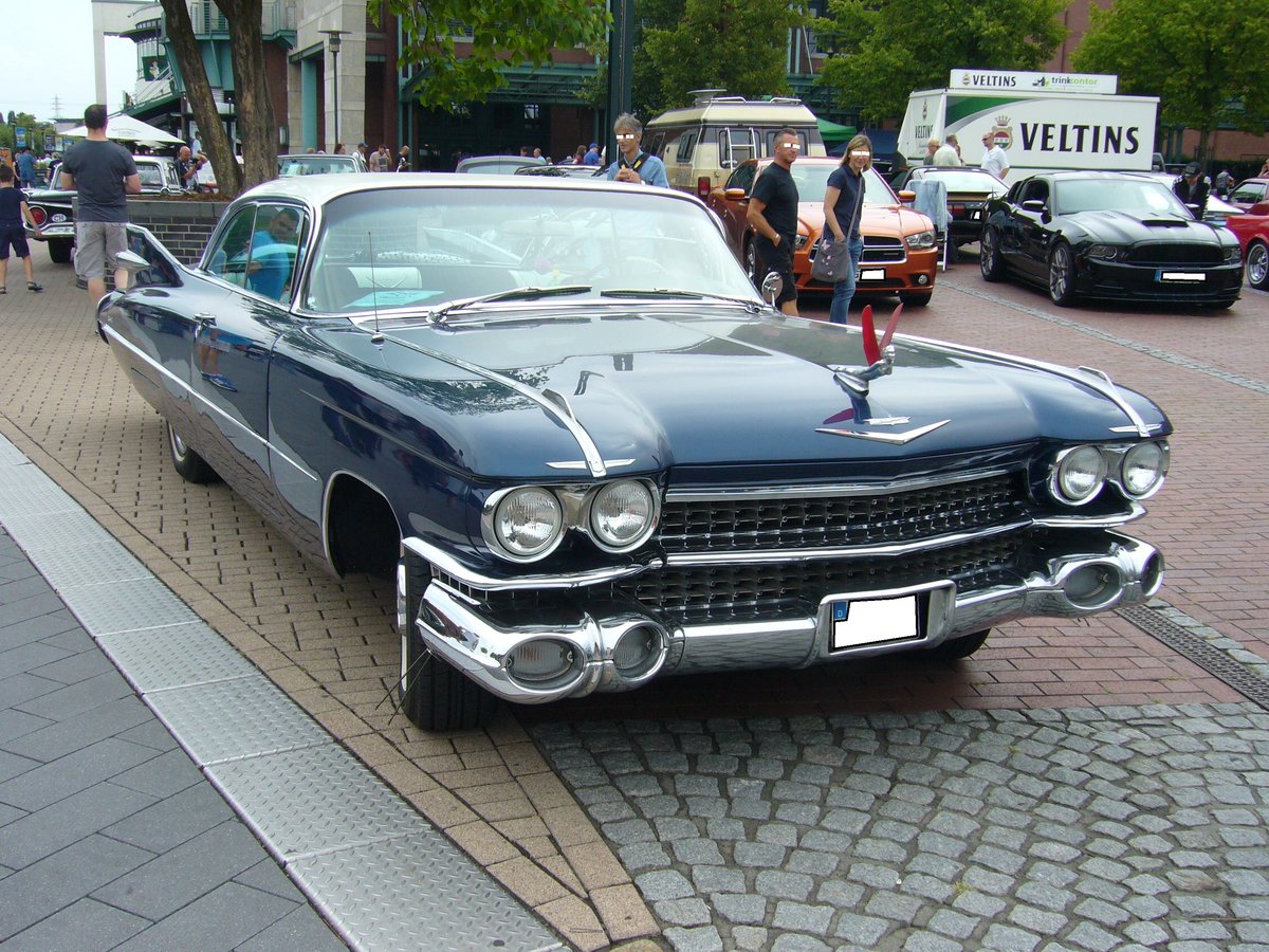Cadillac Series 6300 Coupe de Ville von 1959. Von dieser Ausstattungs- und Karosserieversion verkaufte die Cadillac Division im Modelljahr 1959 21.924 Fahrzeuge. Der Einstiegspreis lag bei US$ 5252,00. Der V8-motor hat einen Hubraum von 6390 cm³ und leistet 325 PS. 15. US-Cartreffen am 28.07.2018 am CentroO.