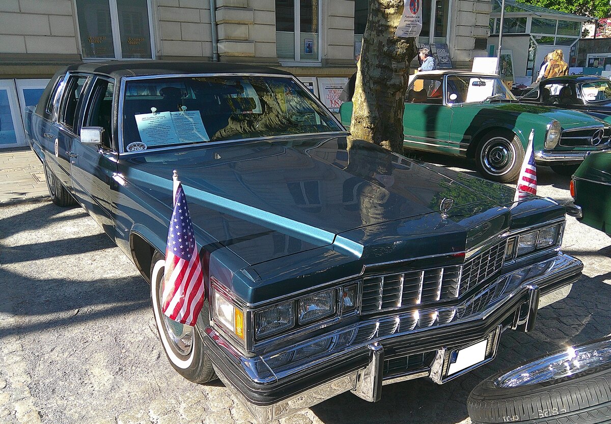 Cadillac Series 75 Fleetwood Pullman Formal aus dem Modelljahr 1977. Die Series 75 Modelle von Cadillac hatten immer einen besonders langen Radstand. Dieser, im November 1976 in Detroit gebaute Series 75 Fleetwood Pullman Formal hat eine Fahrzeugl�nge von 6203 cm. Die Zusatzbezeichnung  Formal  bedeutet, dass zwischen Fahrerabteil und dem Fahrzeugfond eine Trennscheibe verbaut ist. Ein solcher, im Farbton Hudson Bay Blue lackierter, Series 75 kostete in diesem Modelljahr mindestens US$ 19.690,00 was damals einem DM-Preis von 45.740,00 entsprach. Von diesem Modell wurden in diesem Modelljahr lediglich 1032 Fahrzeuge gefertigt. Der V8-Motor dieses Cadillac hat einen Hubraum von 6966 cm� und leistet 182 PS. 18. Oldtimer Fr�hling des AMC Kettwig am 01.05.2026 in Essen Kettwig.