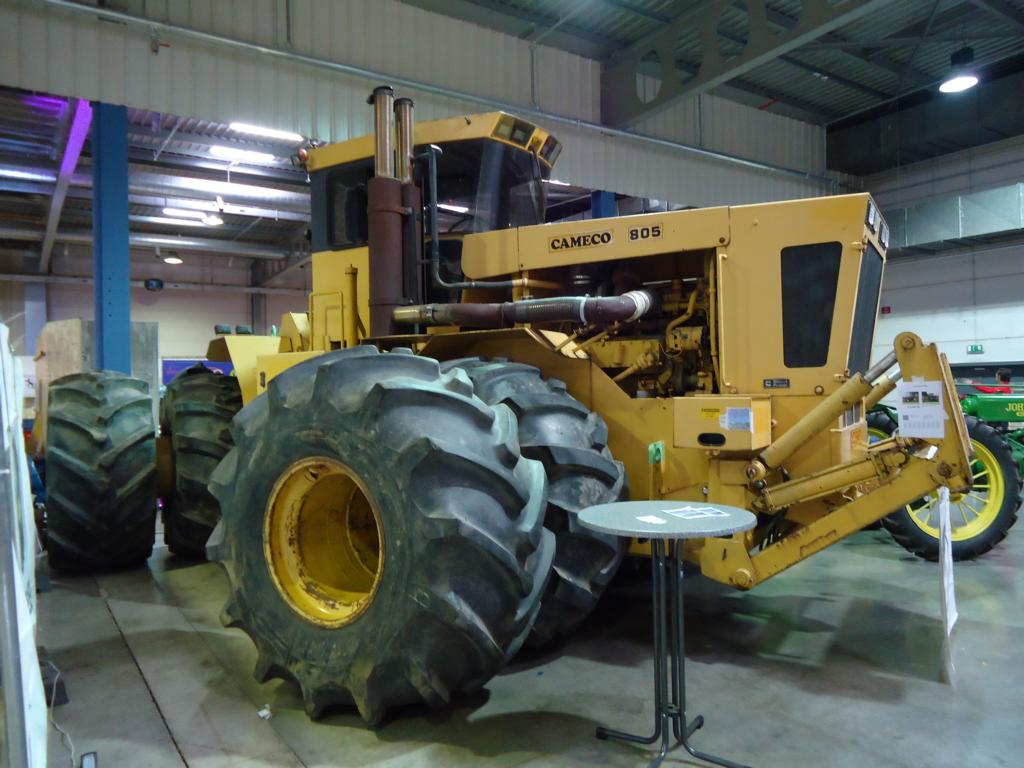 Cameco 805 beim Autojumble in Luxemburg am 08.03.2015.
Baujahr 1995, Leistung 650 PS, Hubraum 18.751 cm³, Gewicht 32 to., Tankinhalt 2.200 Liter. Wenn ich den französischen Text richtig gelesen habe existieren von diesem Teil nur drei auf der Welt. Einer in den USA, einer in Australien und einer in Luxembourg.