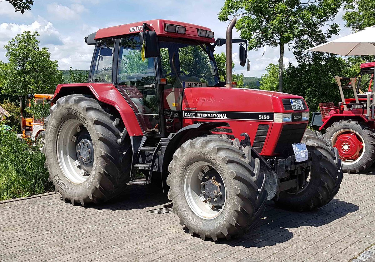 =Case 5150 steht bei der Traktorenaustellung der Fendt-Freunde Bad Bocklet im Juni 2019