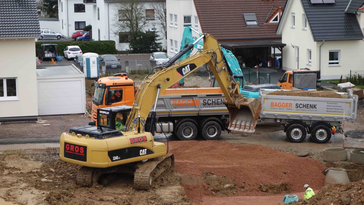 CAT 324D bei Baggerarbeiten in Taunusstein-Wehen im November 2015