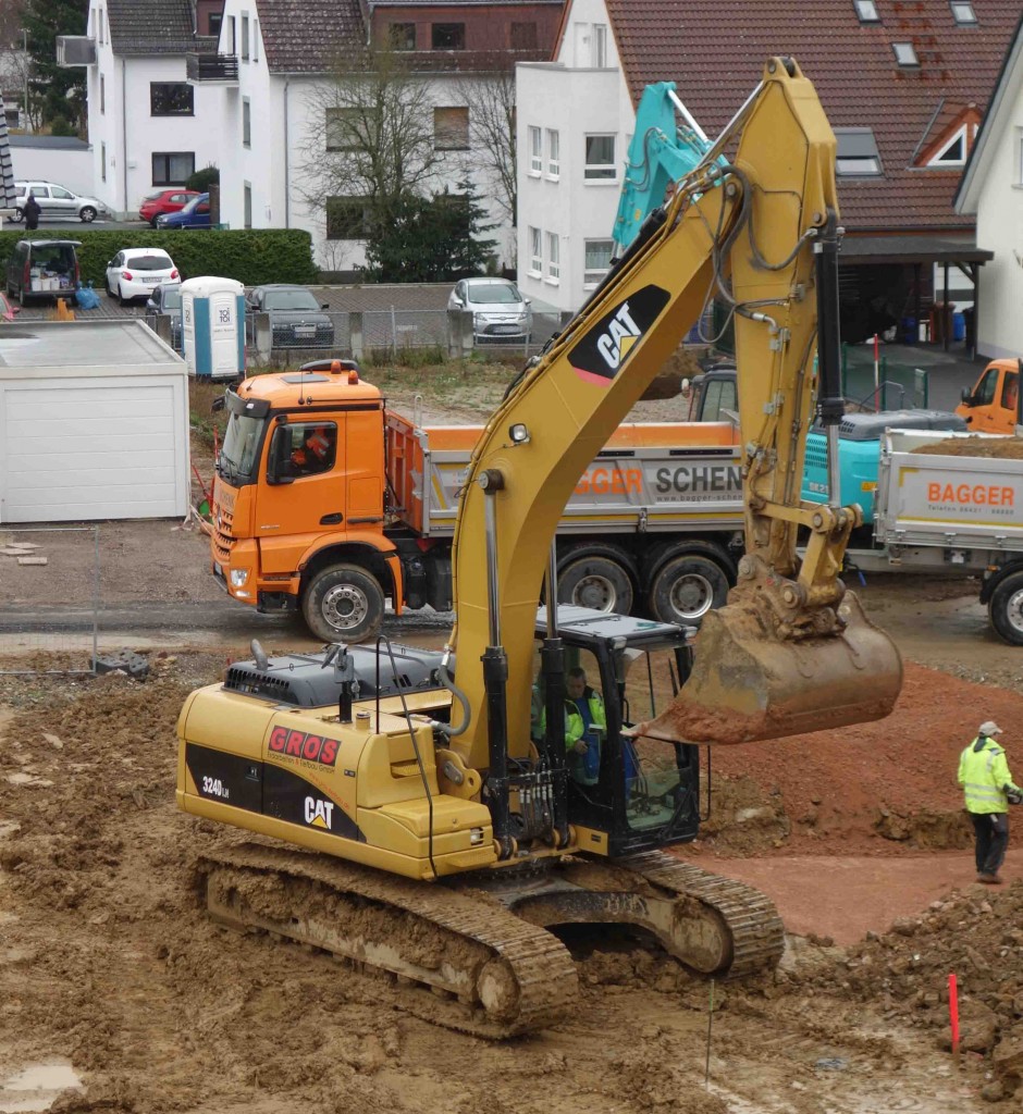 CAT 324D bei Baggerarbeiten in Taunusstein-Wehen im November 2015
