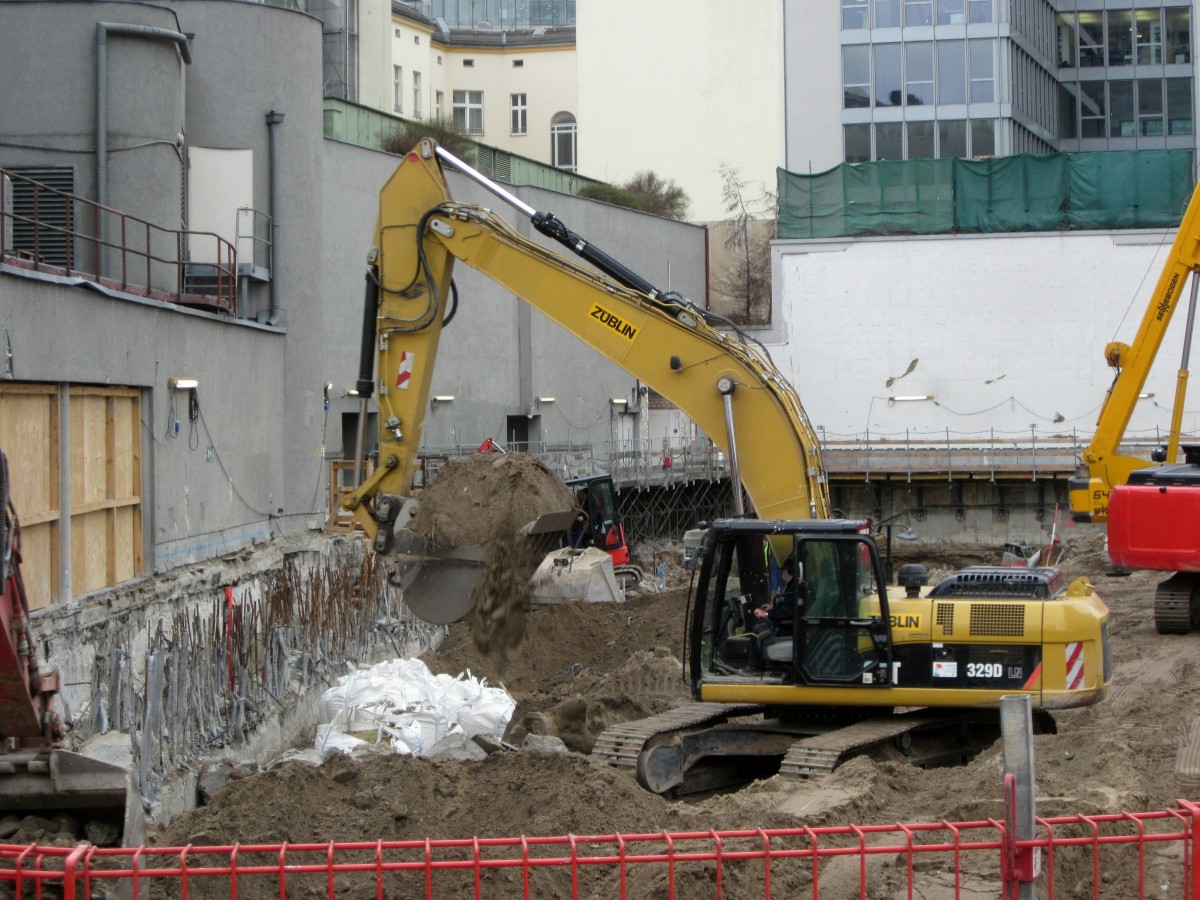 Cat 329D LN Kettenbagger bei seiner Arbeit am 17.03.2014 auf einer Baustelle in Berlin.