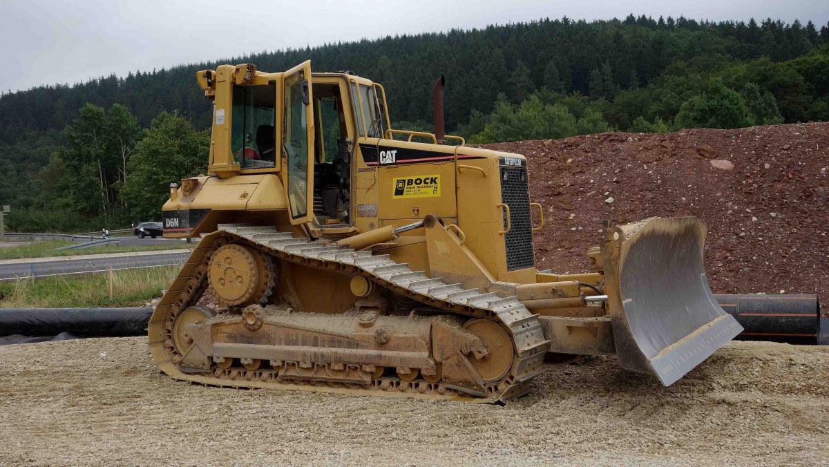 CAT D6N der Firma BOCK steht auf der MIDAL-Baustelle Marbach Nord, August 2013