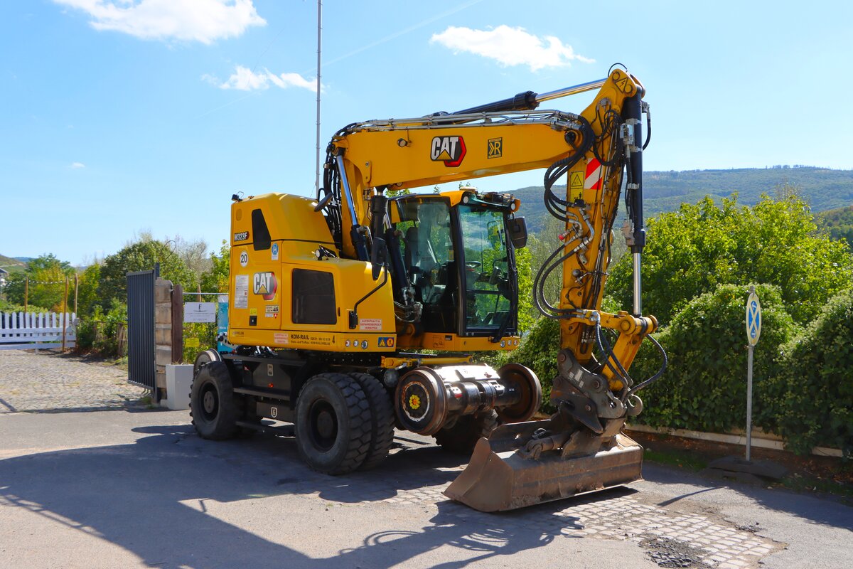 CAT M323F Zweiwegebagger am 05.09.26 an der Baustelle der Korridorsanierung der Bahnstrecke am rechten Rhein
