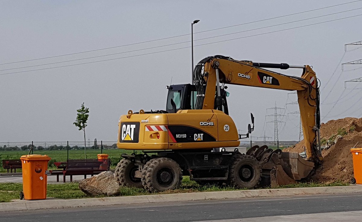 =CAT Radbagger M 315 D steht auf einem Rastplatz an der A 66 im April 2019