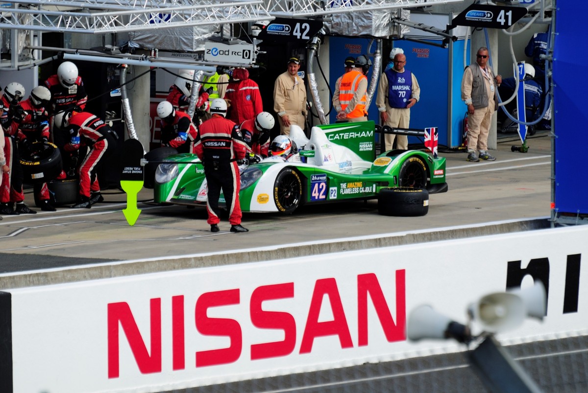 Caterham Racing muß am ihren Zytek Z11SN Nissan, beim Freien Training am 11.06.2014 zum 82. 24h Rennen Le Mans schrauben
