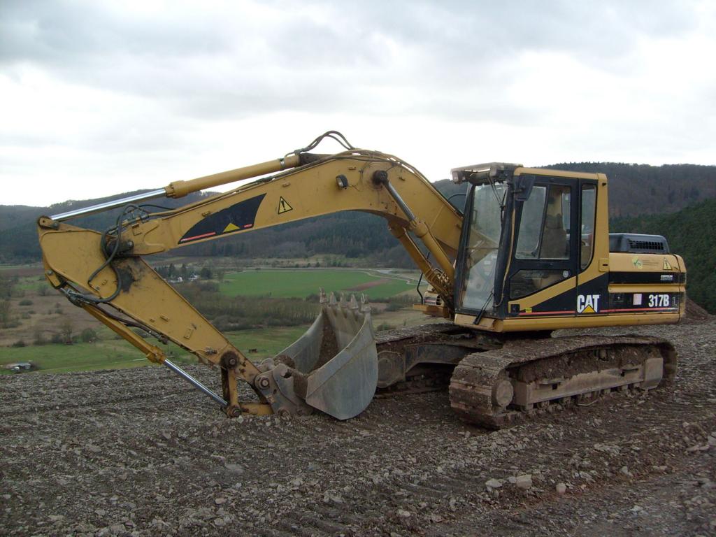 Caterpillar 317B L in den Weinbergen über Wawern am 01.03.2008