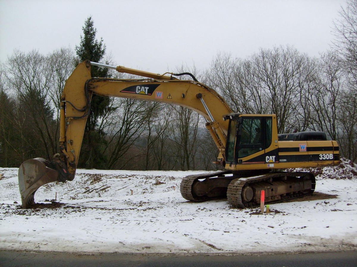 Caterpillar 330B LN eingesetzt bei der Erschließung eines Neubaugebietes bei Gusterath, 27.12.2007