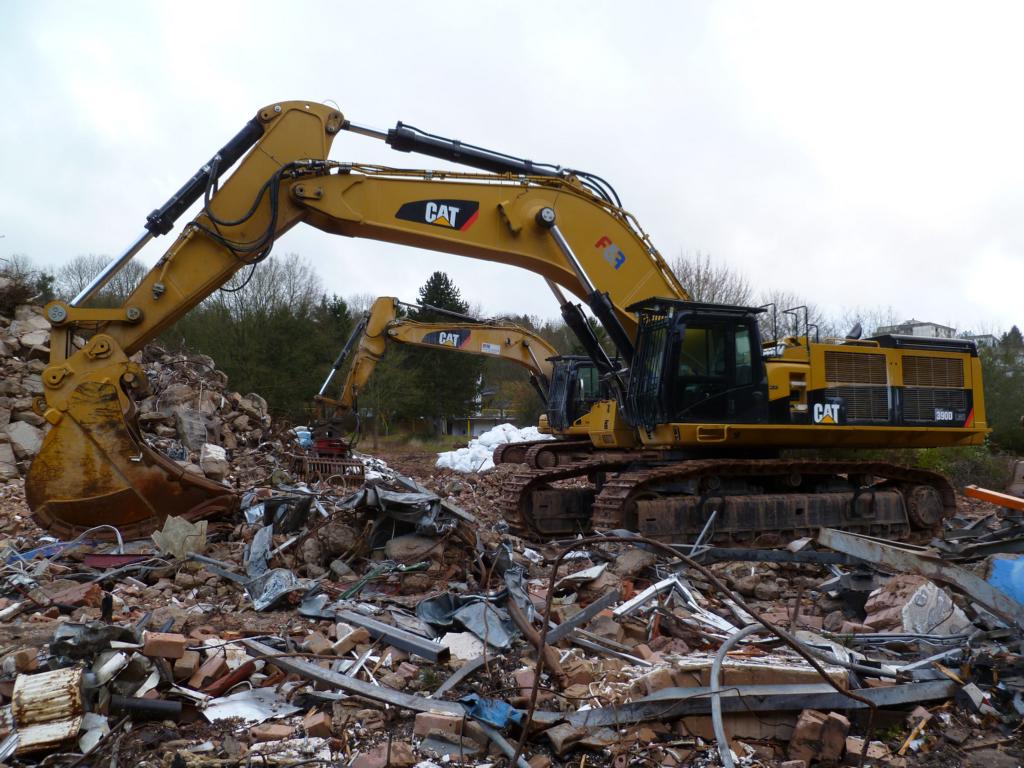 Caterpillar 390D LME wurde beim Abriß des Konzer Schwimmbades eingesetzt (01.01.2014)