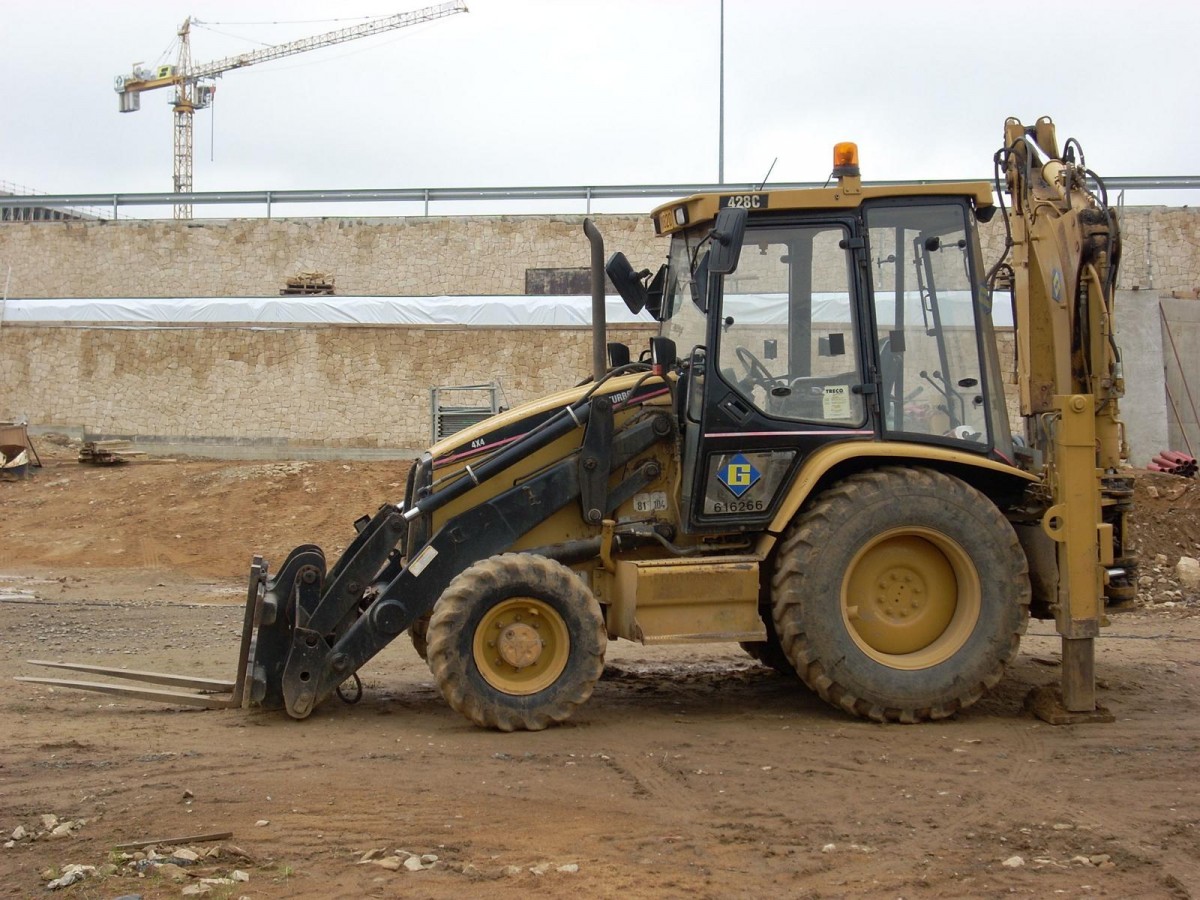 Caterpillar 428C am 15.06.2008 auf einer Baustelle auf dem Kirchberg bei Luxemburg