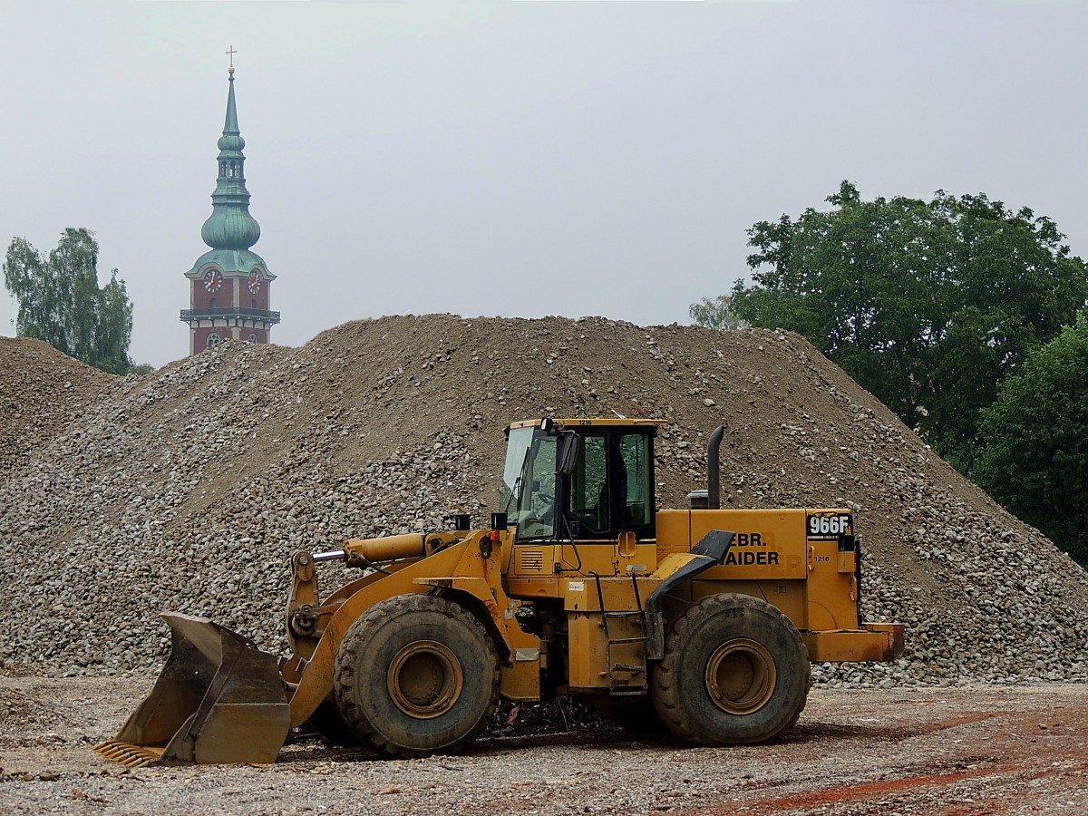 CATERPILLAR 966F, wird nach der Wochenendpause den Schotterhaufen noch hher aufschtten; 130810