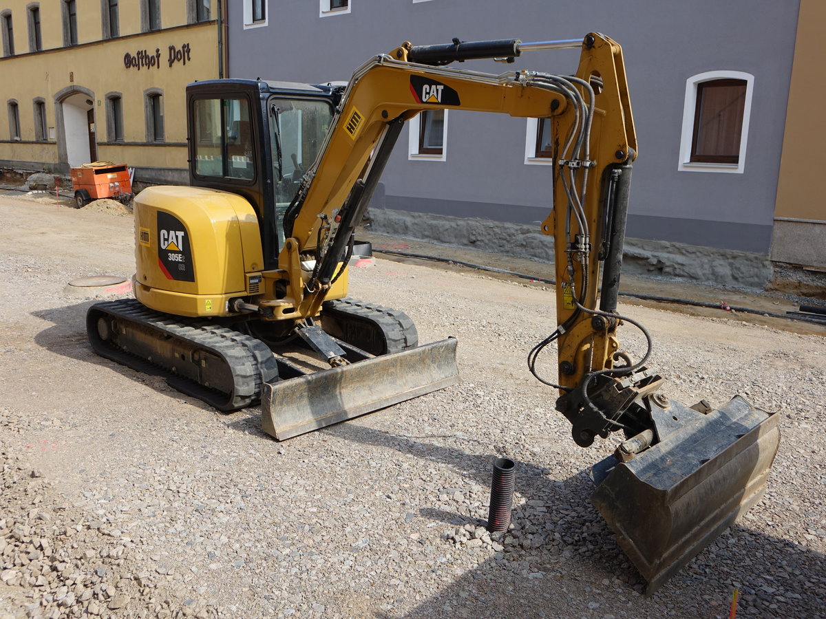 Caterpillar Minibagger 305E2, 30 Kw Motor, 5185 kg Gewicht, gesehen auf einer Baustelle in Rötz Lkr. Cham (03.06.2017)