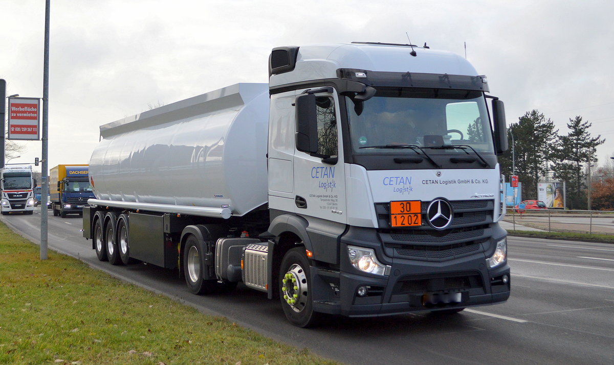 Cetan Logistik GmbH & Co. KG mit einem Tanksattelzug mit MB ACTROS 1843 Zugmaschine, Befüllung siehe UN-Nr.: 30/1202 = Dieselkraftstoff am 16.12.20 Schönefeld b. Berlin. 