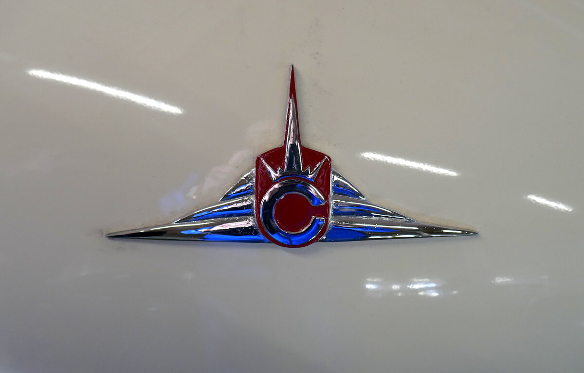 Champion 250, Emblem auf der Motorhaube des Kleinwagens, Baujahr 1950, Holbein Fahrzeugbau Ulm, Jan.2024