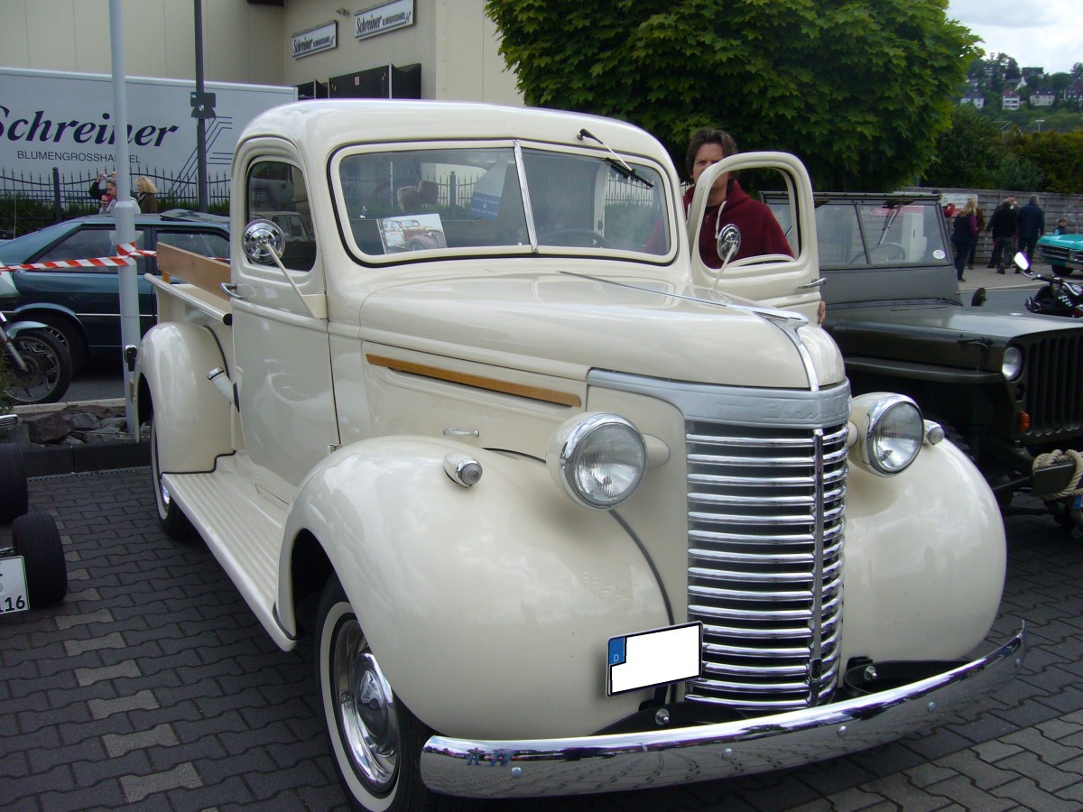Chevrolet 0.5to Series KC von 1940. Für einen solchen Truck mußte man 1940 US$ 572,00 auf die Theke des Chevrolet Dealers legen. Der 6-Zylinderreihenmotor leistet 85 PS aus 3547 cm³ Hubraum. Prinz-Friedrich-Oldtimertreffen am 17.05.2015.