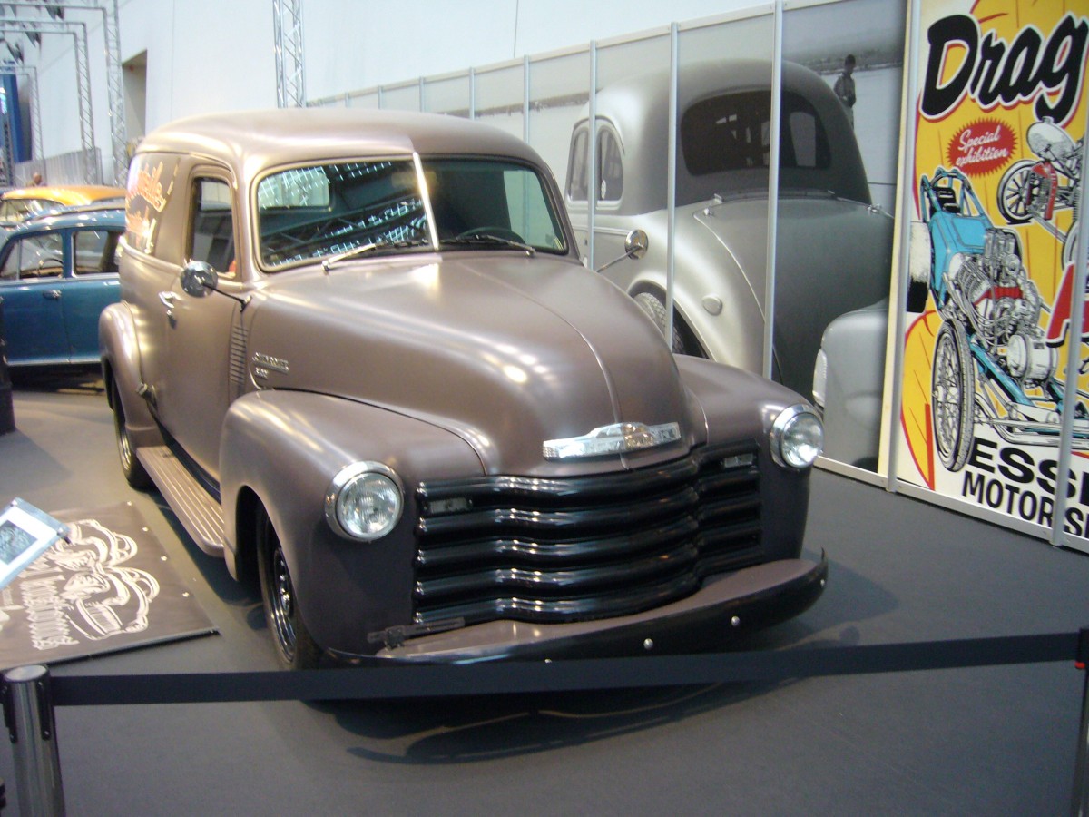 Chevrolet 3100 Panel Truck des Modelljahres 1949. Der abgelichtete Truck ist mit einem getunten 6.0l V8-motor ausgestattet, der 485 PS leistet und dem Wagen zu einer Höchstgeschwindigkeit von 210 km/h verhilft. Essen Motor Show am 01.12.2015.