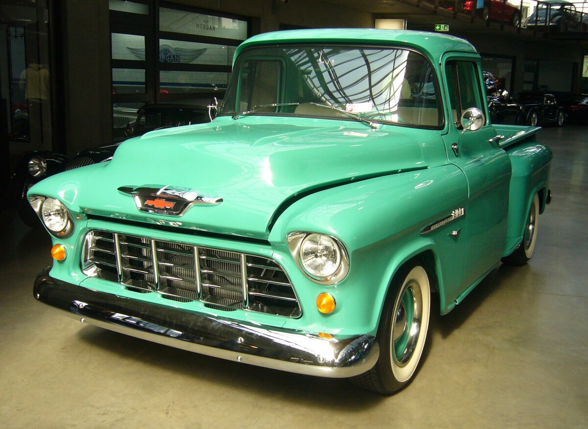 Chevrolet 3100 Pickup-Truck im Farbton cascade green aus dem Jahr 1956. Für einen solchen 0.5 Tonnen-Truck musste man im Jahr 1956 mindestens US$ 1619,00 anlegen. Unter der Motorhaube verrichtet serienmäßig ein V8-Motor mit einen Hubraum von 265 cui (4343 cm³) und einer Leistung von 160 PS seinen Dienst. Classic Remise Düsseldorf am 19.04.2023.