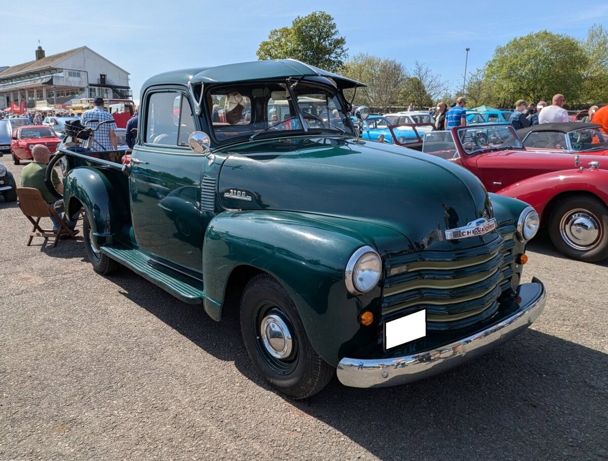 Chevrolet 3100 Truck aus dem Jahr 1952. Die Pickup Trucks und Panel Vans der Nachkriegsjahre (1947 bis 1955) ordnet man als Nutzfahrzeuge im sogenannten  Advance-Design  ein. Die Modellbezeichnung 3100 sagt aus, das der Pickup eine Nutzlast von 0.5to hat. Angetrieben wird der Kleinlastwagen von einem Sechszylinderreihenmotor mit einem Hubraum von 216 cui (3547 cm³) und leistet 92 PS. Classic car show at Chepstow race course/South Wales am 27. April 2025.