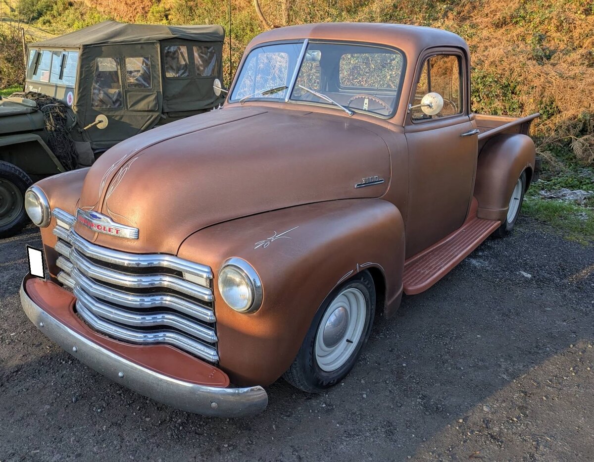 Chevrolet 3100 Truck aus dem Jahr 1953. Die Pickup Trucks und Panel Vans der Nachkriegsjahre (1947 bis 1955) ordnet man als Nutzfahrzeuge im sogenannten  Advance-Design  ein. Die Modellbezeichnung 3100 sagt aus, das der Pickup eine Nutzlast von 0.5to hat. Angetrieben wird der Kleinlastwagen von einem Sechszylinderreihenmotor mit einem Hubraum von 216 cui (3547 cm³) und leistet 92 PS. September 2024 auf dem Besucherparkplatz eines Pubs in Pont-Neddfechan/South Wales.