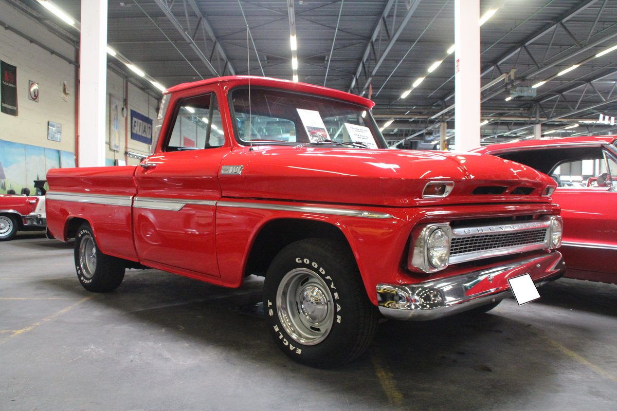 Chevrolet C10 Pickup des Modelljahres 1964. Dieser Pickup im Farbton light red ist mit Allradantrieb ausgerüstet. Der 5.4l V8-motor leistet 250 PS. Emmerich am 26.07.2017.