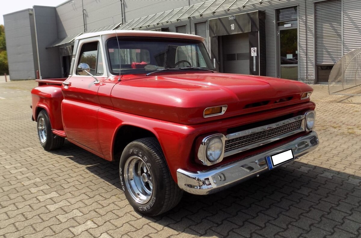 Chevrolet C10 Stepside-Pickup des Modelljahres 1964. Dieser Pickup d�rfte im Farbton light red lackiert sein. Das C10 in der Typenbezeichnung sagt aus, das dieser Pickup f�r eine Nutzlast von 0.5to ausgelegt ist. Der 5.4l V8-Motor leistet serienm��ig 250 PS. Oldtimertreffen Nordstern Klassik in Gelsenkirchen am 16.08.2026.