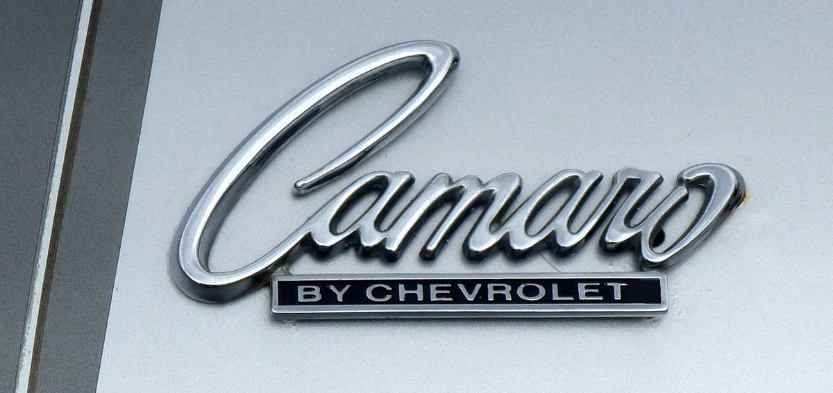 Chevrolet Camaro, Schriftzug auf der Motorhaube des US-amerikanischen Sportwagens, Baujahr 1967, Juli 2017