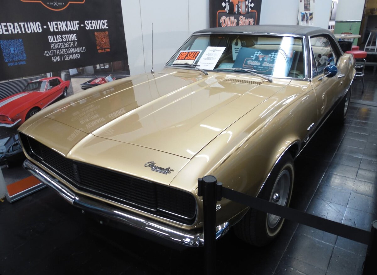 Chevrolet Camaro SS 350 aus dem Jahr 1967, ausgestattet mit dem RS-Paket. Ein solcher  RS  besa� die legend�ren, im Grill verborgenen, Frontscheinwerfer, die so genannten  Concealed lights . verbaut und die Blinker wurden unter der Sto�stange platziert. Insgesamt setzte Chevrolet in diesem Modelljahr 58.808 Camaro´s mit dem Sechszylinderreihenmotor und 162.109  Achtender  ab. Der V8-Motor mit dem klangvollen Namen  Turbi-Fire-V8  hat einen Hubraum von 350 cui (5735 cm�) und leistet 299 PS. Techno Classica Salon in Dortmund am 25.09.2026.