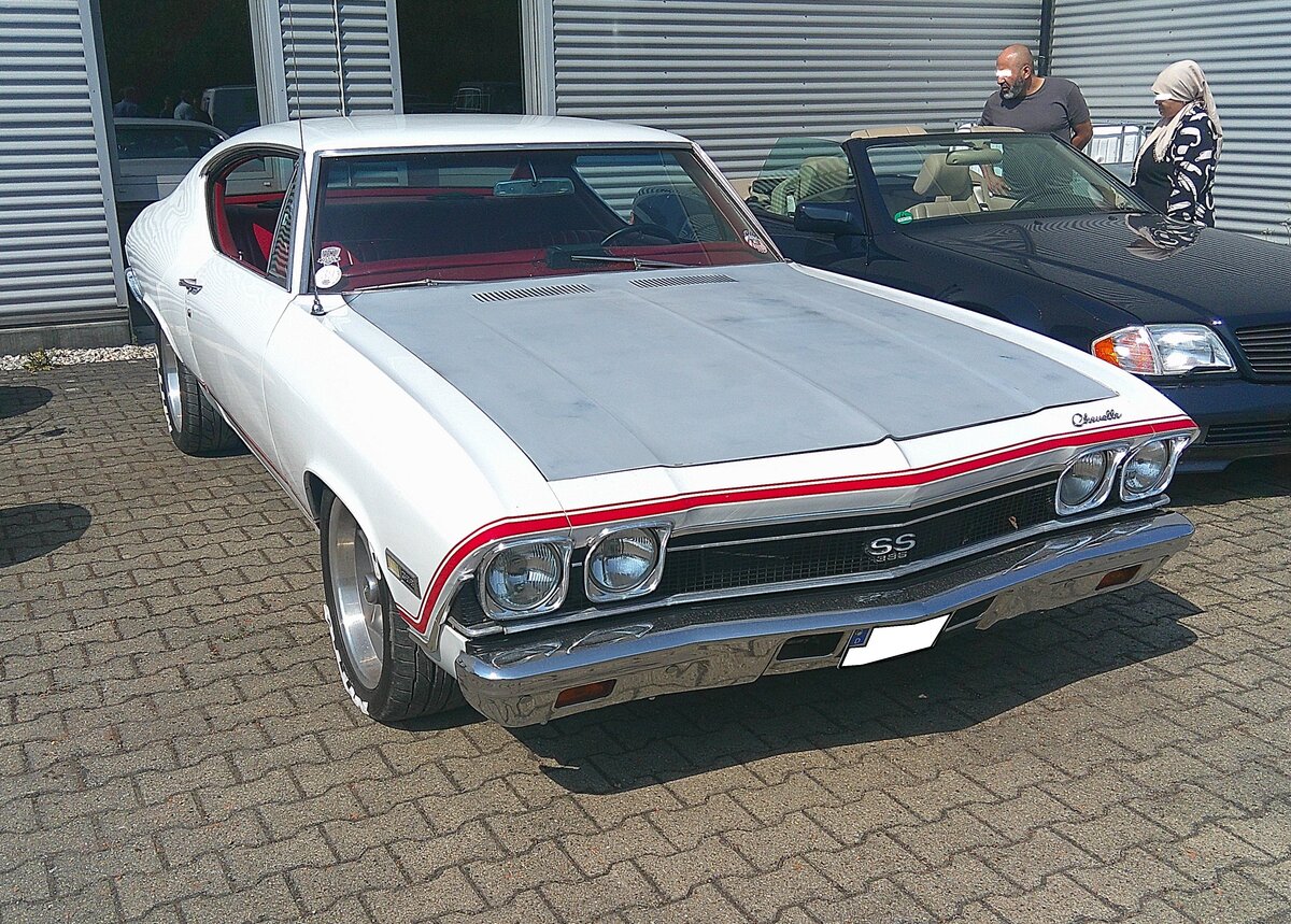 Chevrolet Chevelle Malibu SS aus dem Jahr 1969. Erst einmal politisch korrekt abgekl�rt: Das SS in der Typenbezeichnung steht NICHT f�r eine NS-Organisation, sondern f�r S uper S port. Dieses Modell geh�rt zu den Ikonen der amerikanischen Muscle-Car-�ra. W�hrend ein  normales  Chevelle Coupe bereits ab US$ 2601,00 zu haben war, kostete ein solcher  SS  mindestens US$ 3372,00. Die Super Sport Modelle waren serienm��ig mit einem 396 cui (6489 cm�) V8-Motor ausgestattet. Je nach Vergaserbest�ckung lag dann eine Leistung von 325 PS oder 375 PS an. Der gezeigte Chevelle d�rfte im Farbton dover white lackiert sein. Oldtimertreffen Nordstern Klassik in Gelsenkirchen am 16.08.2026.