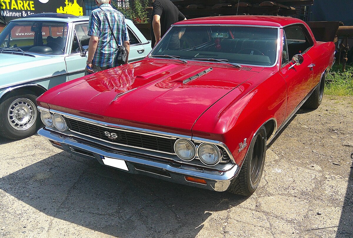 Chevrolet Chevelle SS Super Sport Coupe aus dem Jahr 1966. Das 1966`er Modell pr�sentierte sich mit einer v�llig neu gestalteten, sportlich geschwungenen Karosserie. Das Modell war in allen Karosserieversionen lieferbar. Zu den optischen Markenzeichen der Super Sport-Variante geh�rten die SS-Embleme, die jetzt nichts mit einer Organisation des Dritten Reiches zu tun hatten, sondern f�r S uper S port standen. Die entsprechenden Schriftz�ge waren auch an den hinteren Seitenw�nden angebracht. Die Motorhaube war mit angedeuteten Luftschlitzen versehen. Im Innenraum waren sportliche Schalensitze, eine Mittelkonsole und exklusive SS-Instrumente unter anderem, der sogenannte  Knee-Knocker-Drehzahlmesser  unter dem Armaturenbrett verbaut. Das Herzst�ck des Chevelle SS war der legend�re 396 cui (6489 cm�) V8-Motor, der in verschiedenen Leistungsstufen angeboten wurde. Es gab die folgende Leistungsstufen: L35 = 325 PS, L34 = 360 PS und L78 = 375 PS. Geschaltet wurde der Wagen entweder �ber ein manuelles 4-Gang-Getriebe oder das beliebte 2-Gang-Automatikgetriebe (Powerglide). Die Leistungswerte waren f�r die damalige Zeit atemberaubend; der Sprint von 0 auf 60 mph (ca. 96 km/h) lag bei etwa 6,5 Sekunden. 18. Oldtimerfestival an der  Alten Dreherei  in M�lheim an der Ruhr am 21.06.2026. 
