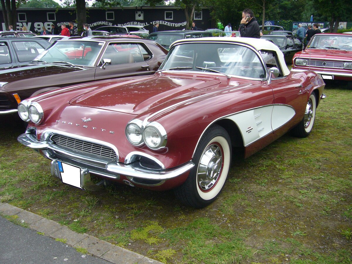 Chevrolet Corvette C1 Convertible des Jahrganges 1961. Hier wurde eine Corvette des vorletzten C1 Jahrganges abgelichtet. Der 4.7l V8-motor leistet 230 PS und kann den Sportwagen auf 190 km/h Spitzengeschwindigkeit beschleunigen. Die Farbkombination nannte sich honduras maroon. Oldtimertreffen an der Dreieckswiese in Duisburg am 01.08.2021.