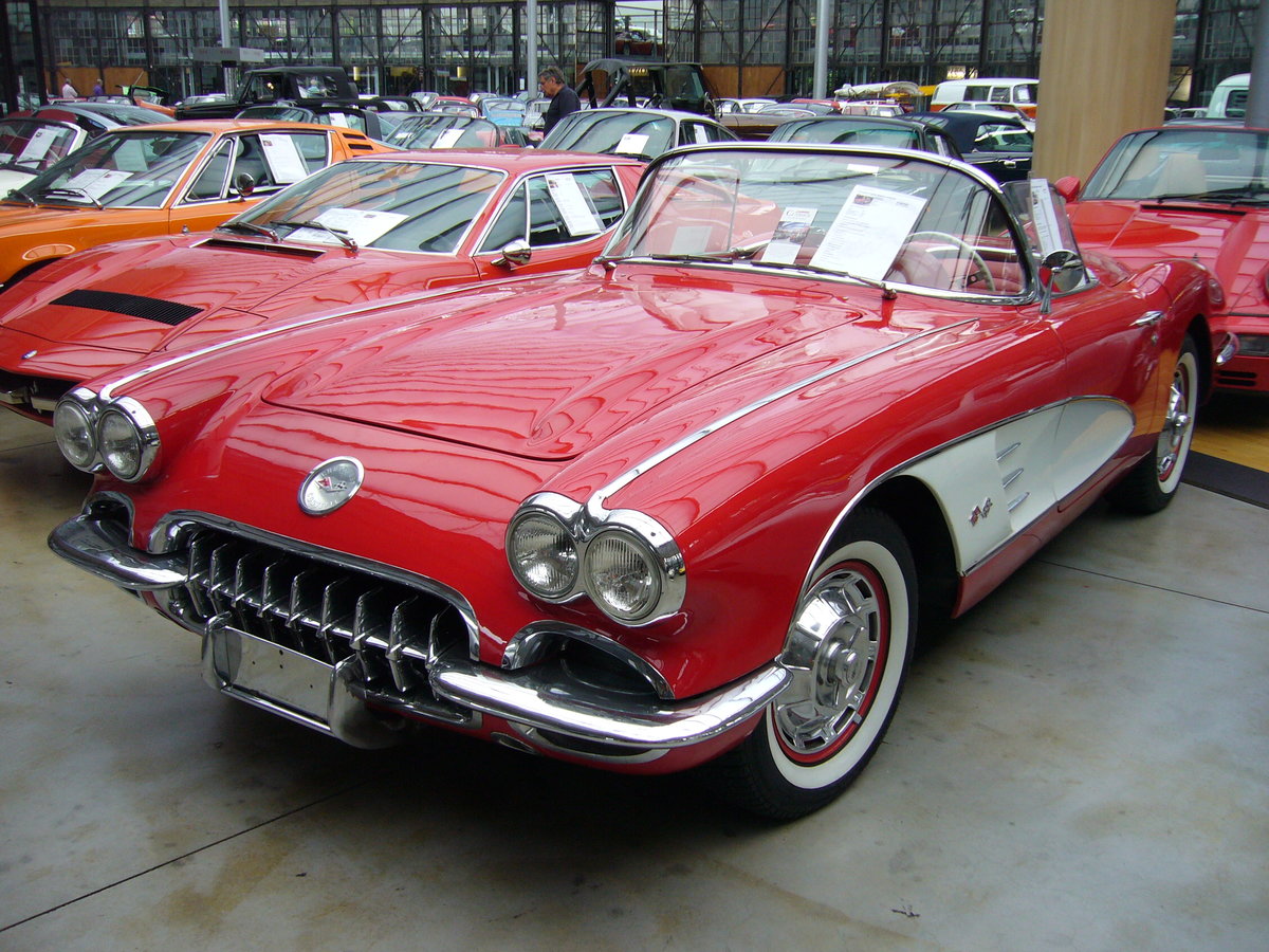 Chevrolet Corvette C1 des Modelljahres 1959. Dieser im Farbton roman red ist mit einem 
V(-motor ausgerüstet, der aus 4.6l Hubraum 230 PS leistet. Classic Remise Düsseldorf am 09.08.2016.