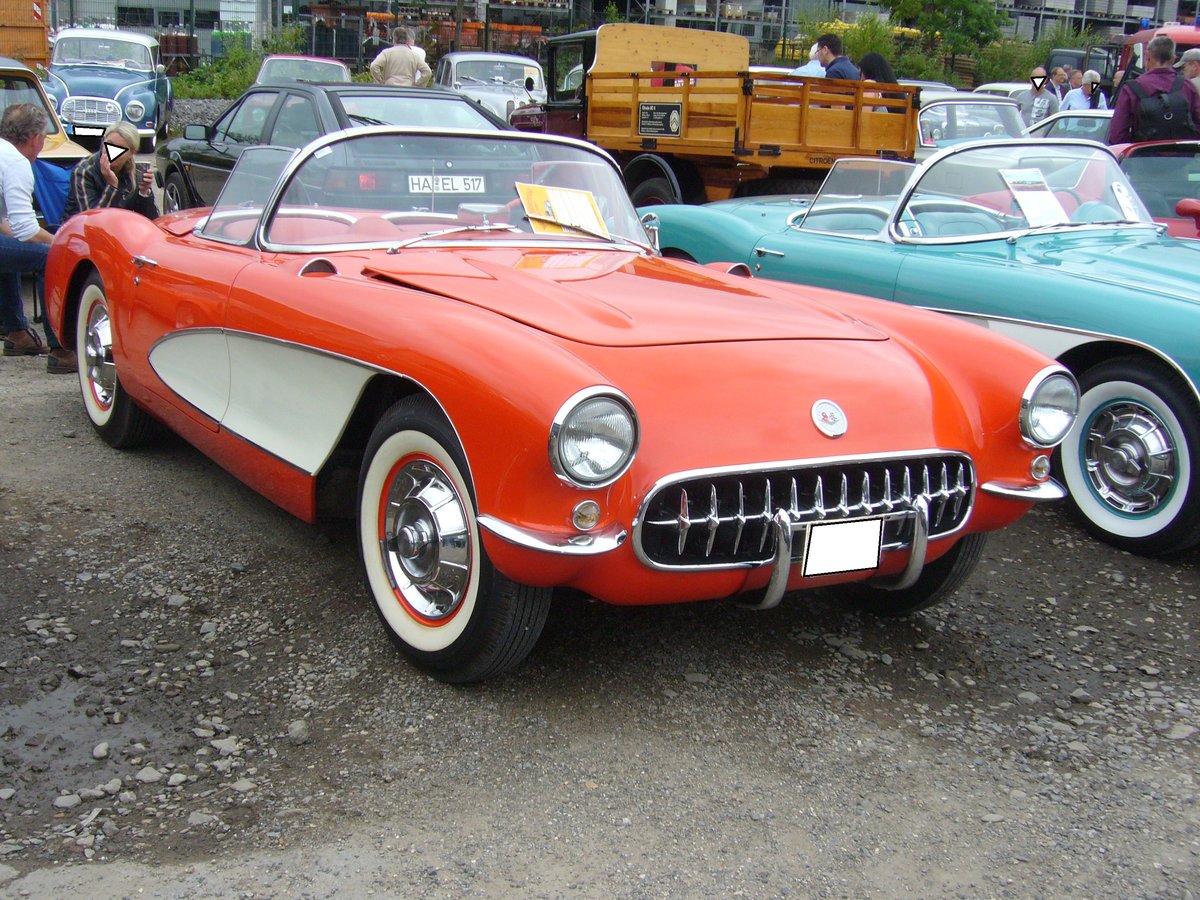 Chevrolet Corvette C1 des Modelljahres 1956. Das Jahr 1956 war das letzte Jahr der Corvette C1. Dieser im Farbton venetian red lackierte C1 hat ist mit einem V8-motor, der aus 4639 cm³ Hubraum 223 PS leistet, ausgerüstet. 9. Oldtimer- und Youngtimertreffen am 17.06.2017 an der  Alten Dreherei  in Mülheim an der Ruhr.