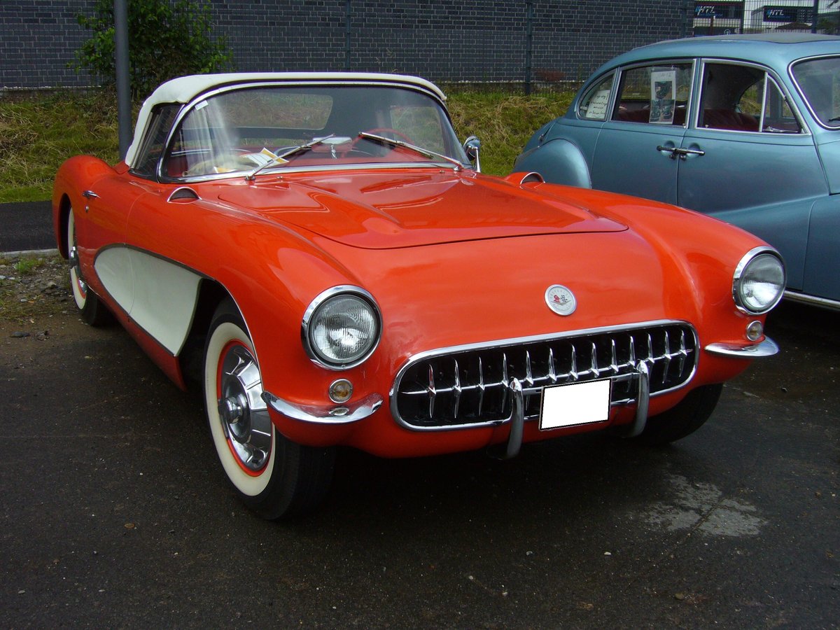 Chevrolet Corvette C1 des Modelljahres 1956. Das Jahr 1956 war das letzte Jahr der Corvette C1. Dieser im Farbton omaha orange lackierte C1 ist mit einem V8-Motor, der aus einem Hubraum von 4639 cm³ 223 PS leistet, ausgerüstet. Oldtimertreffen an der  Alten Dreherei  in Mülheim an der Ruhr am 15.06.2019.