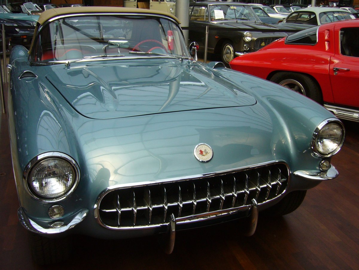 Chevrolet Corvette C1 des Modelljahres 1957. Der abgelichtete Convertible ist im Farbton arctic blue lackiert. Der V8-Motor hat einen Hubraum von 4343 cm³ und leistet, je nach Vergaserbestückung, zwischen 220 PS und 283 PS. Classic Remise Düsseldorf am 19.07.2020.