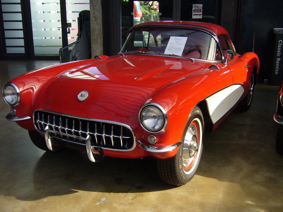 Chevrolet Corvette C1 des Modelljahres 1956. Das Jahr 1956 war das letzte Jahr der Modellreihe Corvette C1. Dieser im Farbton venetian red lackierte C1 ist mit einem V8-Motor, der aus einem Hubraum von 4639 cm³ 223 PS leistet, ausgerüstet. Classic Remise Düsseldorf am 17.09.2020.
