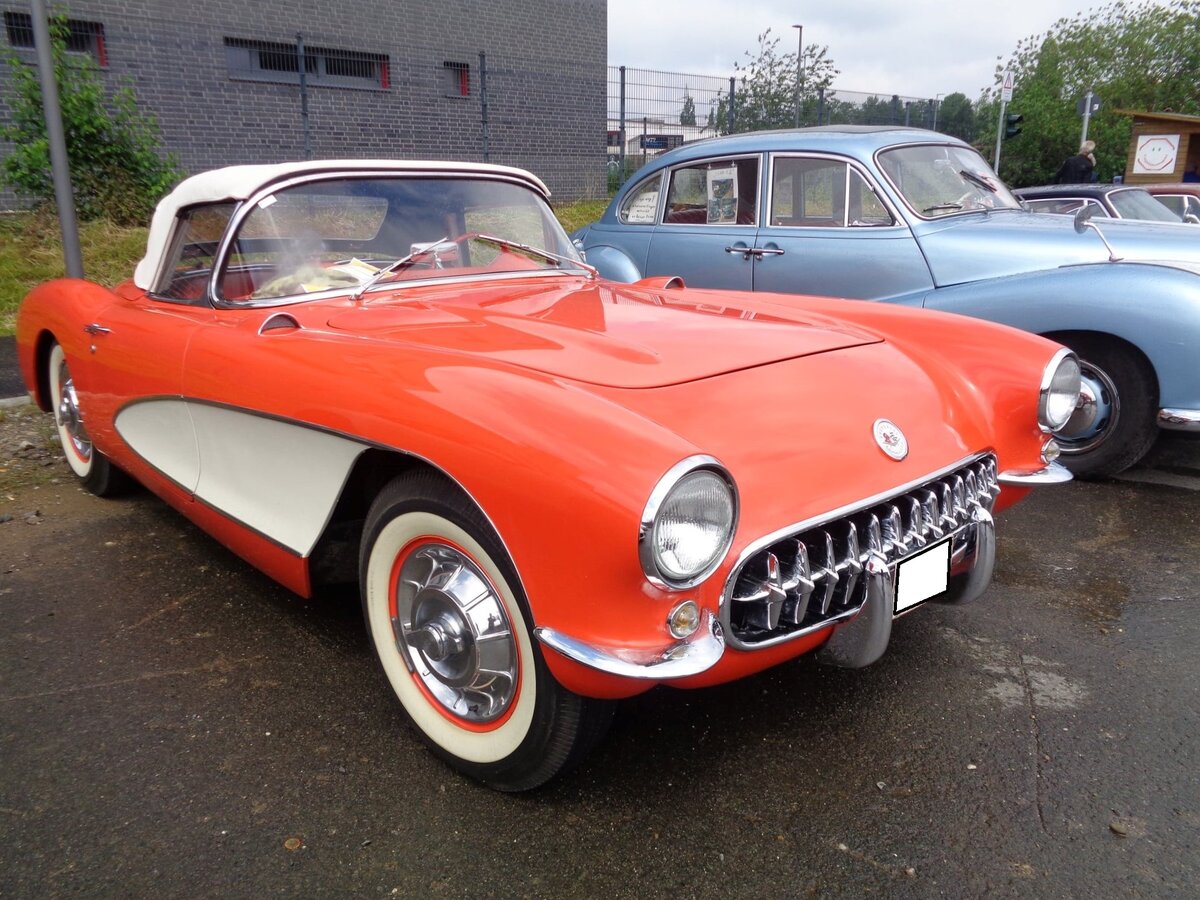Chevrolet Corvette C1 des Modelljahres 1956. Das Jahr 1956 war das letzte Jahr der Corvette C1-Baureihe. Dieser, im Farbton omaha orange lackierte C1, ist mit einem V8-Motor ausgerüstet, der aus einem Hubraum von 4639 cm³ 223 PS leistet. Oldtimertreffen an der  Alten Dreherei  in Mülheim an der Ruhr am 15.06.2019.