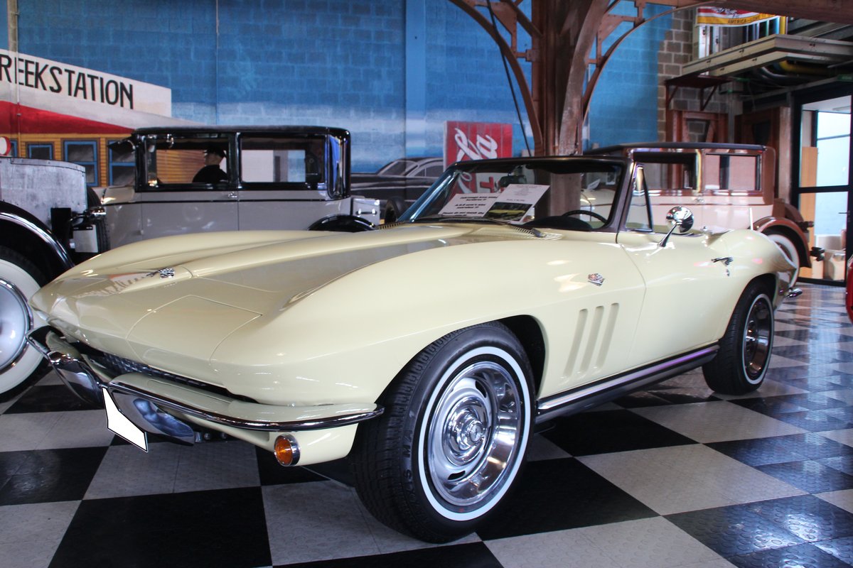 Chevrolet Corvette C2 Sting Ray Convertible des Modelljahres 1965. Diese, im seltenen Farbton crocus yellow lackierte, Corvette C2 wirde durch einen 5.7l V8-motor angetrieben der 365 PS leistet. Emmerich am 26.07.2017.
